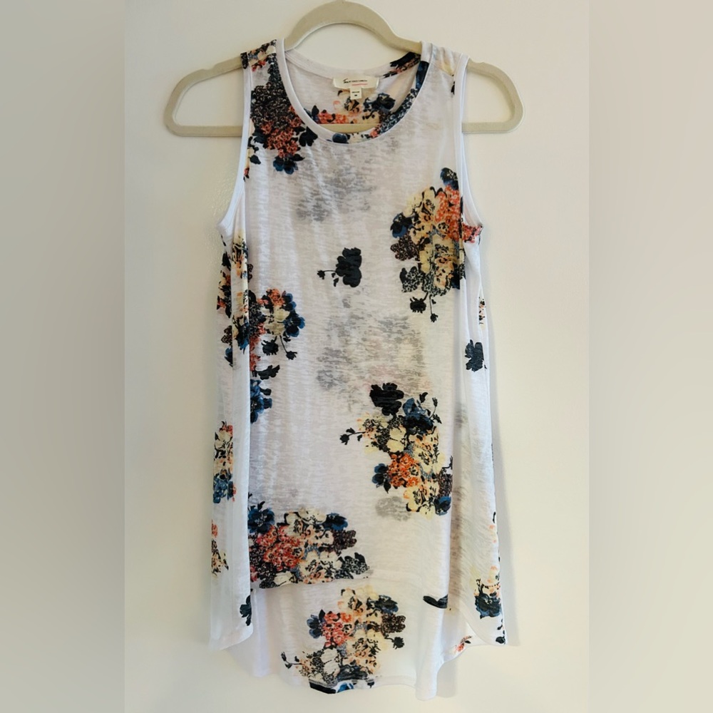 Two by Vince Camuto White Floral Sleeveless Flowy Top